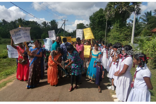 சுந்தரபுரம் பாடசாலைக்கு முன்பாக நீதி கோரி போராட்டம் (Video) | Protest In Front Of Sundarapuram School