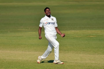 மிரட்டலான பந்துவீச்சு.. முத்தையா முரளிதரனின் சாதனையை சமன் செய்த வங்கதேச வீரர்!