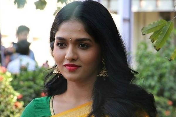 இரவு நேரத்தில் அந்த மாறி கெட்ட பழக்கத்தை விட நினைக்கிறேன், ஆனால் விட முடியல.. நடிகை சுனைனா ஓபன் அப் | Sunaina Have Bad Habits In Night Time