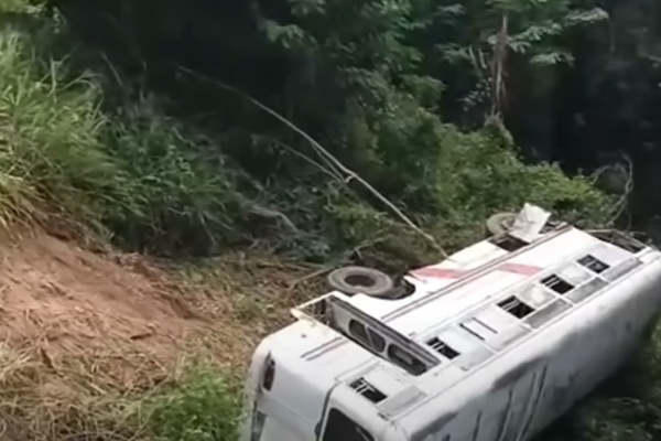 மற்றுமொரு பேருந்து விபத்து! 8 பேருக்கு காயம் - ஒருவர் பலி | Bus Accident Karatakolla Akitthakanda Road