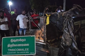 கிண்ணியாவில் திடீரென தீப்பிடித்து எரிந்த முச்சக்கரவண்டி