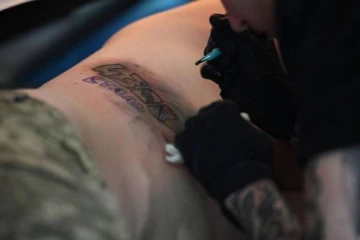 போருக்கு மத்தியில் தாய்நாட்டின் மீதான அதீத அன்பினை வெளிப்படுத்திய உக்ரைன் மக்கள்!