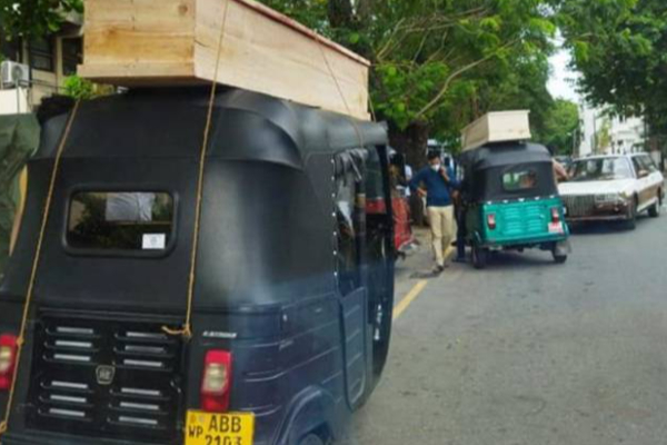 கொழும்பில் சவப்பெட்டிகளுடன் காத்திருந்த உறவுகள்: சர்ச்சையை ஏற்படுத்திய புகைப்படம் | Waiting Relations With Coffins In Colombo Photo