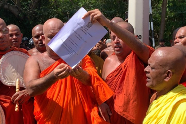 13 எதிர்க்கும் பிக்குகள் கோட்டாவின் ஆதரவாளர்கள் - லக்ஸ்மன் பகிரங்கம் | About Buddhist Monks Action Sajith Blamed Gota