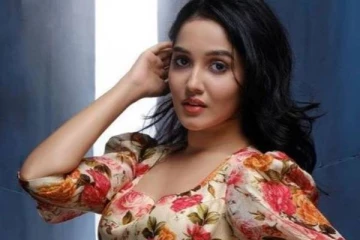 அடுத்த நயன் நீதன்மா? 17 வயதில் இப்படியொரு போஸில் அஜித் ரீல் மகள் அனிகா..