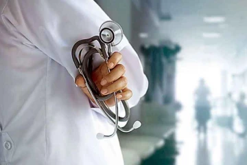 மக்களை பீதிக்கு உள்ளாக்கும் மருத்துவர்களுக்கு எதிராக கடும் நடவடிக்கை எடுக்க நடவடிக்கை