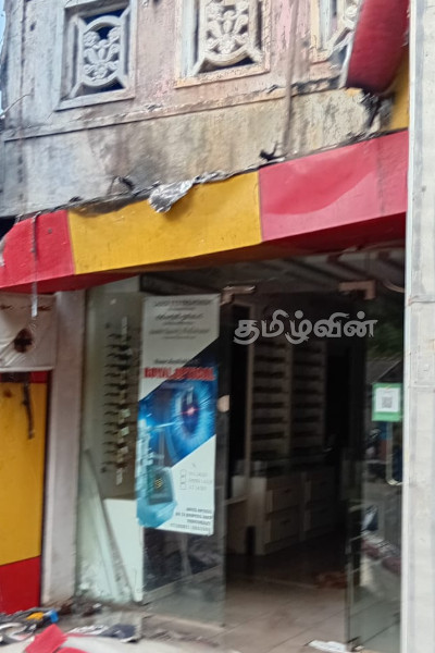 மூக்கு கண்ணாடி நிலையத்தில் தீ விபத்து : முற்றாக எரிந்து நாசமான பொருட்கள் | Fire Accident In Trincomalee மூக்கு கண்ணாடி நிலையத்தில் தீ விபத்து : முற்றாக எரிந்து நாசமான பொருட்கள் | Fire Accident In Trincomalee