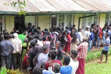 தமிழக அரசாங்கத்தால் வழங்கப்பட்ட நிவாரண பொதி மக்களுக்கு வழங்கி வைப்பு (PHOTOS)