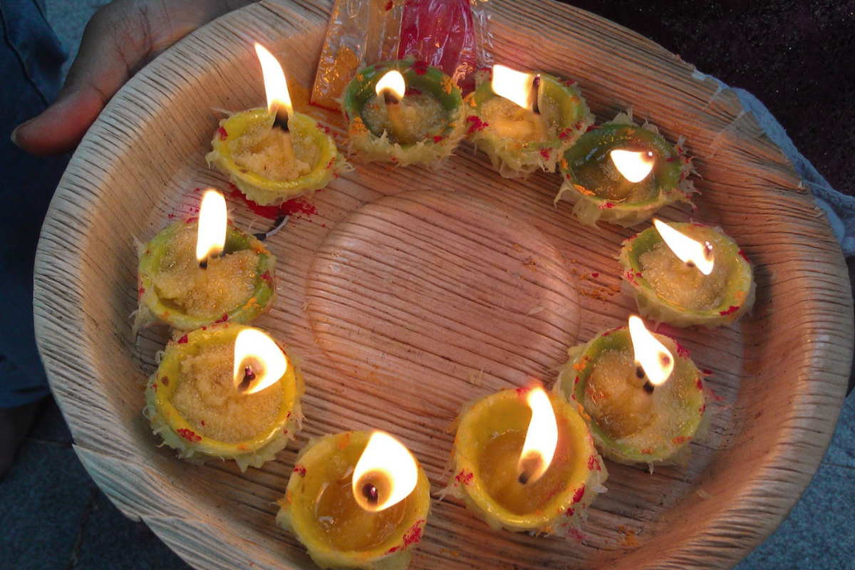 யாரெல்லாம் எலுமிச்சை பழ தீபம் ஏற்றலாம்? ஏற்றக்கூடாது? முழு விவரங்கள் இதோ | Benefits Of Lighting Lemon Diya On Temple யாரெல்லாம் எலுமிச்சை பழ தீபம் ஏற்றலாம்? ஏற்றக்கூடாது? முழு விவரங்கள் இதோ | Benefits Of Lighting Lemon Diya On Temple