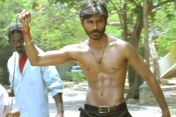 பயங்கரமாக உடல் எடையை அதிகரித்த தனுஷ்.. ஆள் அடையாளம் தெரியாமல் எப்படி மாறிவிட்டார் பாருங்க