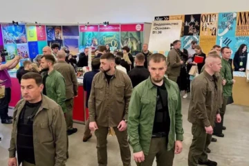 புத்தக கண்காட்சியில் ஜெலன்ஸ்கி ; சுவர் போல சுற்றி நின்று பாதுகாத்த Bodyguard-கள்