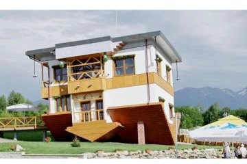 ருமேனியாவில் தலைகீழாக கட்டப்பட்ட வீடு - வியக்க வைக்கும் புகைப்படம் வைரல்