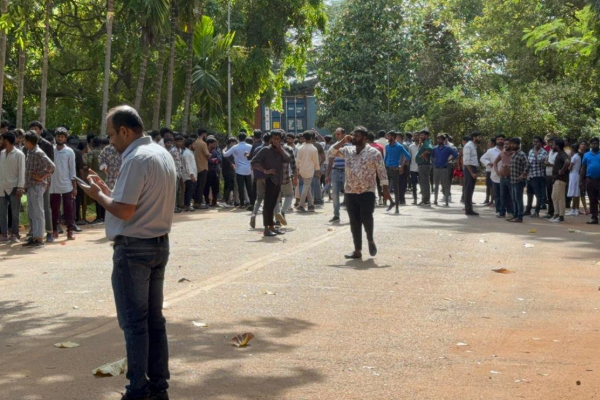நால்வரை பலியெடுத்த கோர விபத்து ; ஒன்று கூடிய உறவினர்களால் கடும் பதற்றம் | Accident In Kurunagala Tension In Garment Factory