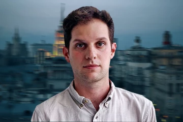 ரஷ்ய ஆயுத உற்பத்திக் கூடத்தில் உளவு பார்த்ததாக அமெரிக்கச் செய்தியாளர் கைது