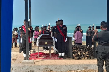 யாழில் உயிரிழந்த ஓய்வுபெற்ற தமிழ் இராணுவ அதிகாரிக்கு 21 துப்பாக்கி முழங்க மரியாதை (Photos)