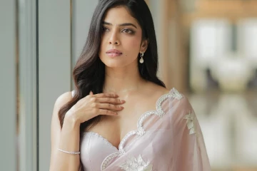 சேலையில் உச்சகட்ட கவர்ச்சி காட்டிய மாளவிகா மோகனன்!