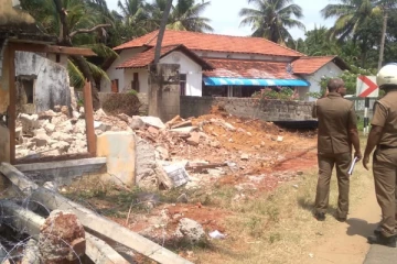 சாவகச்சேரி நகரில் வீடொன்றை உடைத்து தரைமட்டமாக்கிய இருவர் கைது (Video)