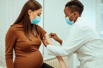 கொரோனா தடுப்பூசி கருச்சிதைவை ஏற்படுத்துமா? கனேடிய மருத்துவரின் பதில்