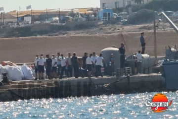 ඉතාලිය අසල සංක්‍රමණික බෝට්ටුවක් පෙරළී 26ක් මරුට