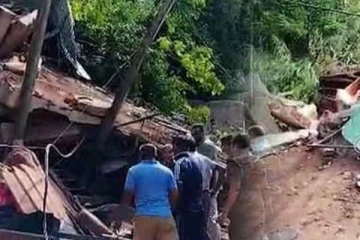 மண் சரிவால் இடம்பெயர்ந்தோர் வீட்டில் எரிந்த நிலையில் சடலம்; வீட்டினர் அதிர்ச்சி