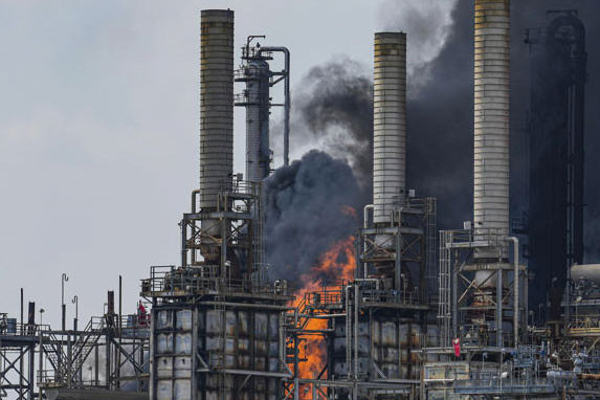 அமெரிக்காவில் ரசாயன ஆலையில் திடீர் தீ விபத்து! | A Sudden Fire In A Chemical Plant United States