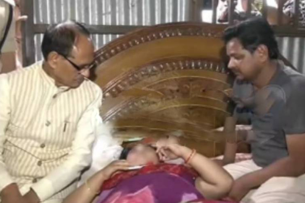 கேலி செய்தவரை கன்னத்தில் அடித்த பெண் - பிளேடால் முகத்தை கிழித்து இளைஞர்கள் கொடூரத் தாக்குதல் - அதிர்ச்சி சம்பவம் | Samugam Attack Woman