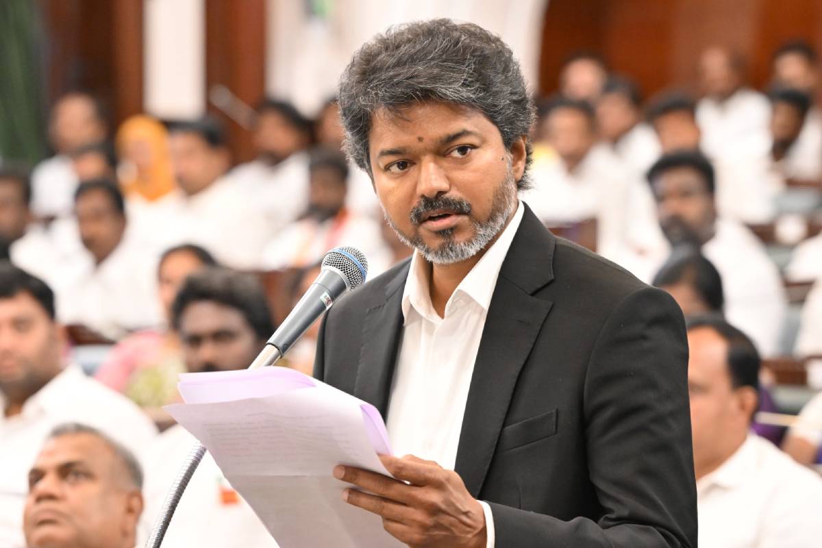 கோவையை உலுக்கிய சிறுமியின் கொடூரக் கொலை! குற்றவாளிகளுக்குக் கடும் தண்டனை நிச்சயம் - முதல்வர் விஜய் | Cm Vijay Consoles Parents Of Murdered Girl