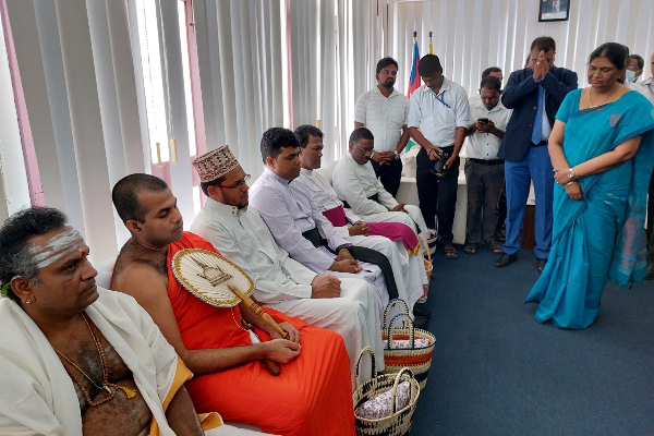 தமது கடமைகளை பொறுப்பேற்றார் ஆளுநர் பி.எஸ்.எம்.சாள்ஸ் (Photos) | Governor B S M Sales Assumed His Duties