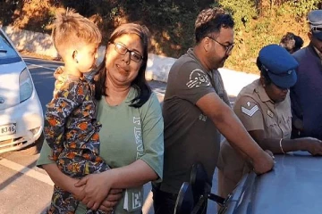 இன்ப சுற்றுலா வந்தவர்களிடம் பணம் பறித்த பறக்கும் படையினர்! கண்ணீருடன் கதறும் வடமாநில பெண்