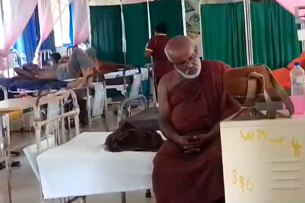 இரு குழுக்களுக்கு இடையே ஏற்பட்ட மோதலில் பிக்கு உட்பட ஐவர் வைத்தியசாலையில்..! | Anuradhapura Issue Toda Yfive People In Hospital