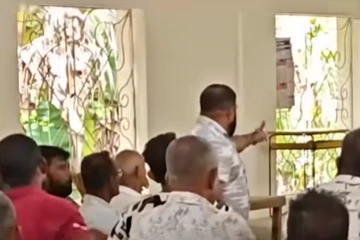 රැස්වීමකදි අනවශ්‍ය වැඩ කරන්න ගිය මාලිමාවේ පිරිසකට දැඩි විරෝධයක් - උණුසුම් තත්ත්වයක් මැද හූ තියා එළවයි[VIDEO]