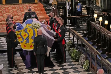 இளவரசர் பிலிப் உடல் நல்லடக்கம் செய்யப்பட்டது! - கண்ணீருடன் விடை கொடுத்த அரச குடும்பத்தினர்