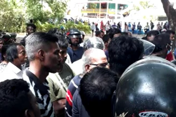 எரிவாயு பாரவூர்தியை மறித்து மக்கள் ஆர்ப்பாட்டம்