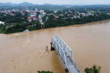 வெள்ளத்தில் அடித்துச் செல்லப்பட்ட பயணிகள் பேருந்து! 59 பேர் உயிரிழப்பு