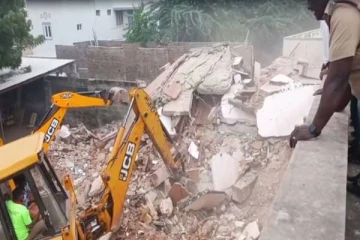 வீடு இடிந்து விழுந்து விபத்து - இடிபாடுகளில் சிக்கிய மூதாட்டி உயிரிழப்பு