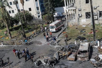 காசா மருத்துவமனையில் உடல்களை உண்ணும் நாய்கள்; மயானமாக மாறும் அவலம்