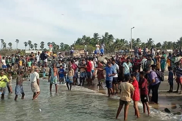 புத்தருடன் கரையொதுங்கிய தெப்பத்தால் பரபரப்பு! (Photos) | A Boat With Buddha On The Shore Caused Excitement