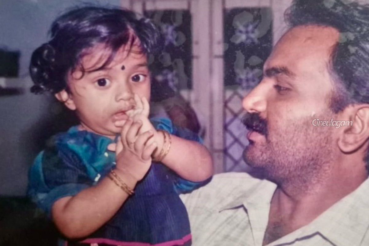 இந்த போட்டோவில் இருக்கும் குழந்தை யார் தெரிகிறதா? பிரபல சீரியல் நடிகை தான் | Guess The Serial Actress In Childhood Photo