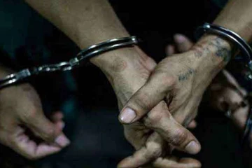 போலி கடற்படை அடையாள அட்டை பயன்படுத்திய பங்களாதேஷ் பிரஜைகள் மூவர் கைது