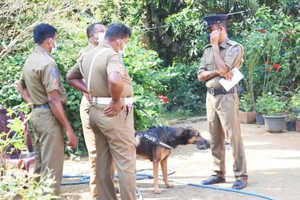 வவுனியாவில் நடந்த பயங்கரம்! திடீரென வீட்டிற்குள் புகுந்த பத்திற்கும் மேற்பட்ட திருடர்கள் - குடும்பஸ்தருக்கு ஏற்பட்ட நிலை - ஐபிசி தமிழ்