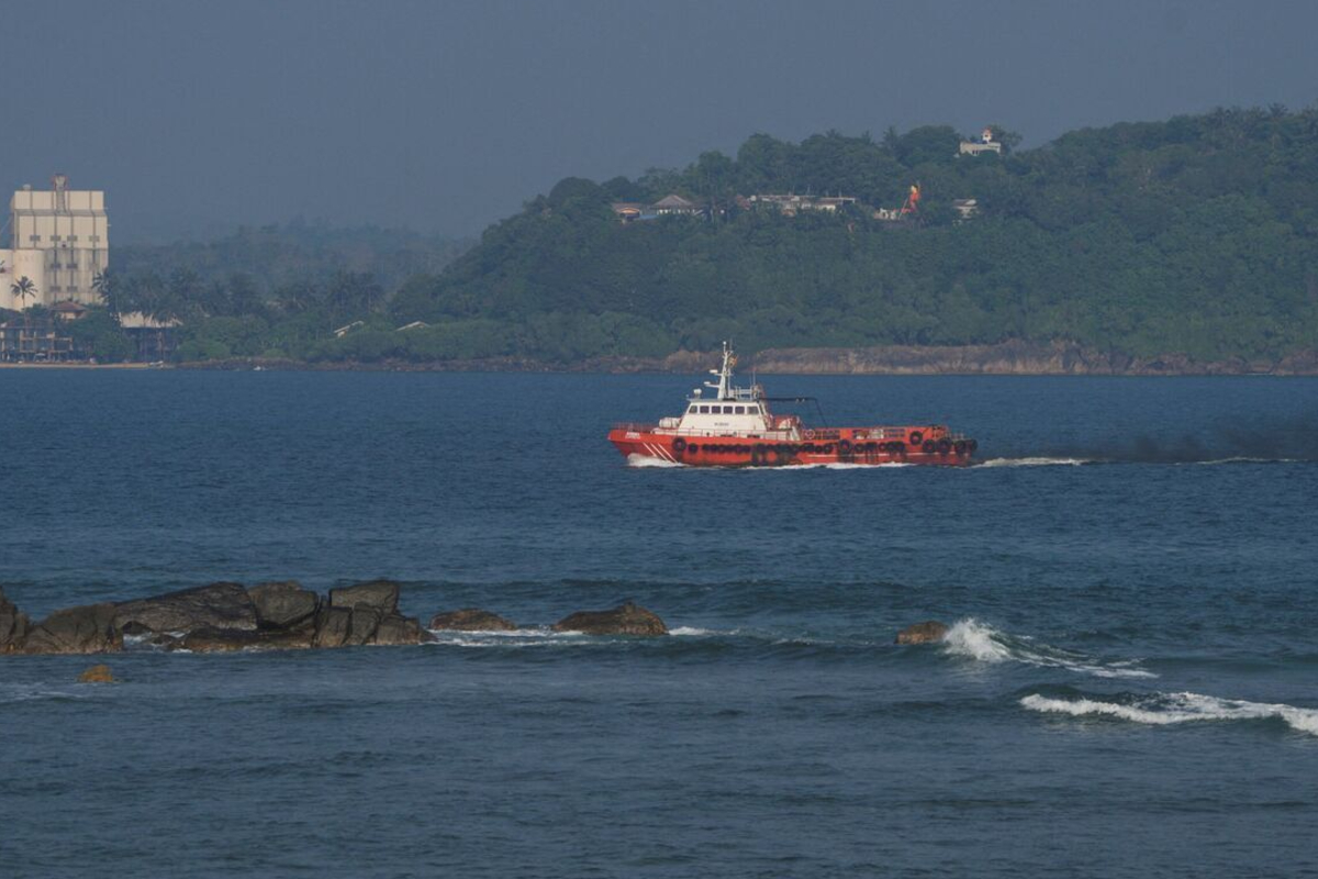 காலி கடற்கரையில் கரை ஒதுங்கிய ஈரான் கப்பல் சிதைவுகள் | Iranian Shipwrecks Washed Ashore On Galle Coast