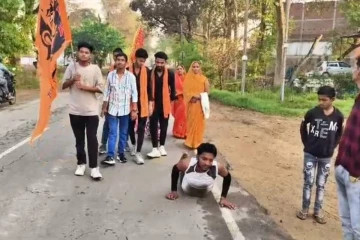 விவாகரத்து கிடைத்த மகிழ்ச்சி - 9 கிமீ தூரத்திற்கு தண்டவத் யாத்திரை சென்ற இளைஞர்