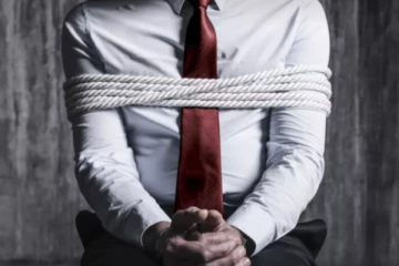 ஹோட்டல் உரிமையாளரை கடத்திச் சென்று கப்பம் பெற்ற பொலிஸார்!