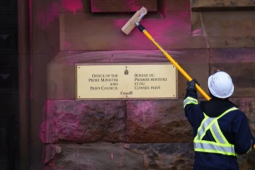 கனடிய பிரதமர் அலுவலகம் மீது பெயின்ட் தாக்குதல் நடத்திய 5 பேர் கைது