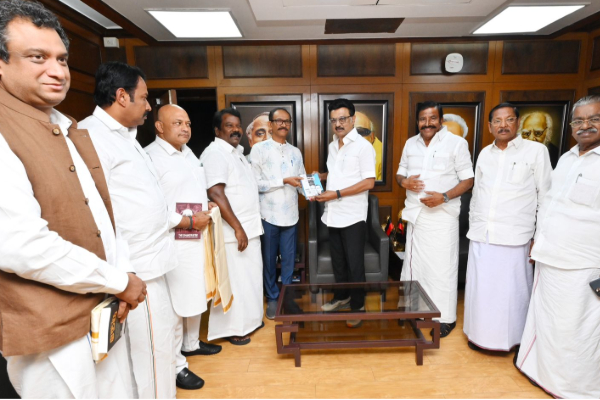 தவெக கூட்டணிக்கு முயற்சிக்கும் காங்கிரஸ்? விஜய்யை சந்தித்து பேசிய முக்கிய நிர்வாகி | Congress Praveen Chakravarty Met Tvk Vijay தவெக கூட்டணிக்கு முயற்சிக்கும் காங்கிரஸ்? விஜய்யை சந்தித்து பேசிய முக்கிய நிர்வாகி | Congress Praveen Chakravarty Met Tvk Vijay