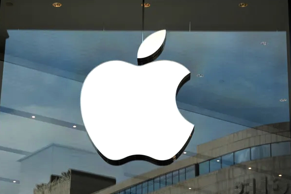 Apple discontinued products 2025, iPhone 16 Pro MacBook Air M3, iPhone SE 3rd Gen phased out, iPhone 16e, Apple stops iPhone 14 15 Plus Pro Max, iPad Air M2 iPad Pro M4 discontinued, MacBook Air M2 M3 MacBook Pro M4 retired, Apple M4 M5 chips, Apple Watch Series 10 Ultra 2 SE 2nd Gen discontinued, AirPods Pro 2 Vision Pro M2 version removed from Apple store, Apple Lightning to 3.5mm adapter discontinued, Apple 2026 lineup unified Face ID USB-C, Apple product refresh cycle strategy