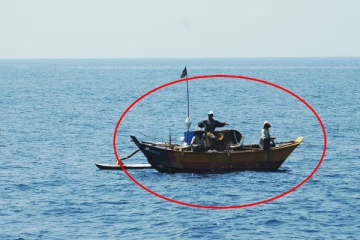 பெரும் பரபரப்பை கிளப்பிய இலங்கையின் மர்ம படகு