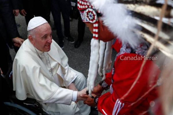 கனடாவில் பழங்குடியினரிடம் மன்னிப்பு கோரிய போப் ஆண்டவர் | Pope Francis Apologizes To Tribal People In Canada