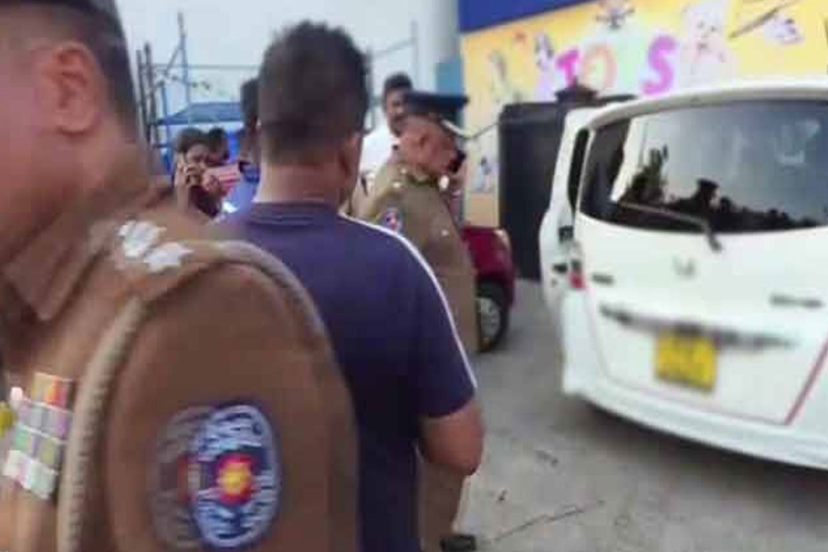 பொலிஸாரால் பட்டப்பகலில் சுட்டு பிடிக்கப்பட்ட கார் ; சோதனையில் காத்திருந்த அதிர்ச்சி | Car Shot And Seized By Police In Broad Daylight