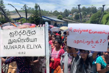 நுவரெலியாவில் மேலதிக கொடுப்பனவு கோரி போராட்டத்தில் ஈடுபட்டுள்ள தனியார் நிறுவன ஊழியர்கள்